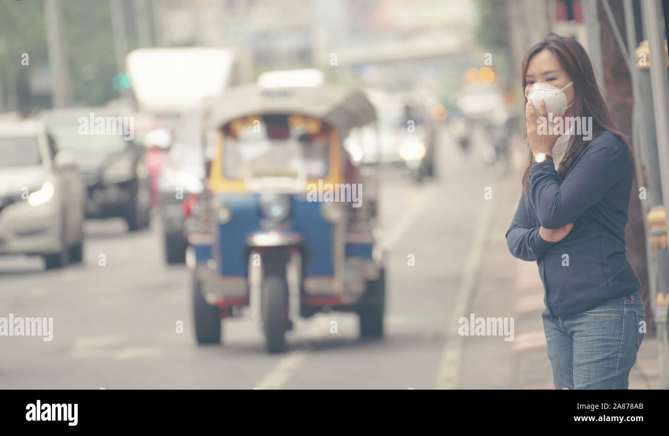 Femme portant un masque de protection dans la ville street, Bangkok, Thaïlande Banque D'Images