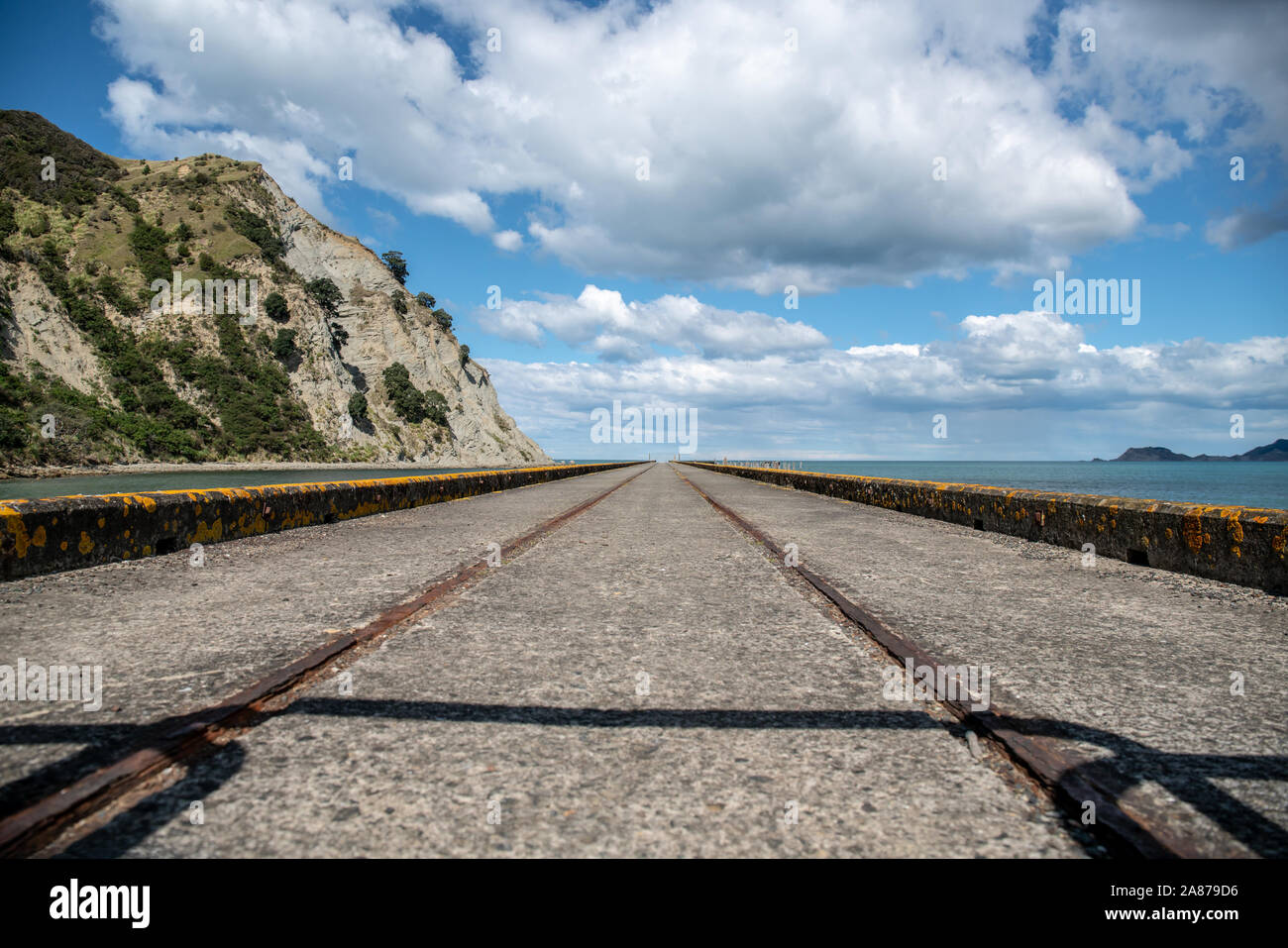 Low angle de vue de la voie ferrée sur le quai historique Tokomaru Bay Banque D'Images