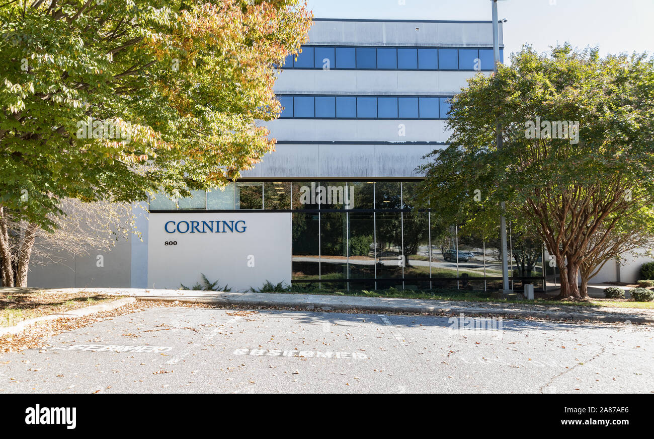 HICKORY, NC, USA-2 nov 2019 : entrée principale de Corning Inc., bureaux, avec signe. Banque D'Images