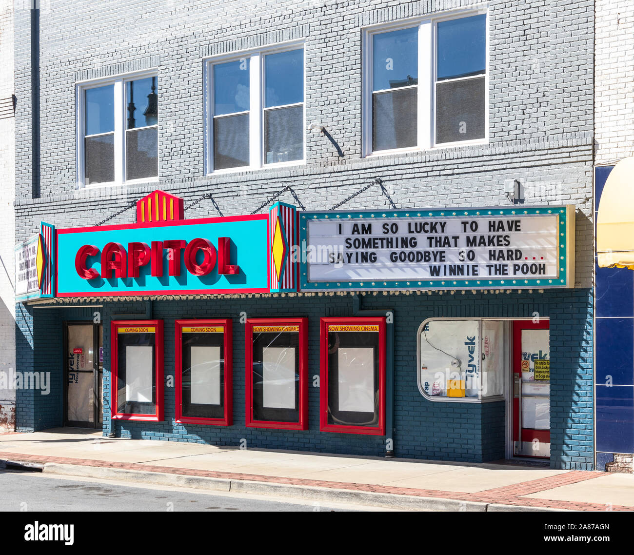 ERWIN, TN, USA-28 oct 2019 : Le cinéma Capitol fermé récemment, avec un devis sur le chapiteau. Banque D'Images