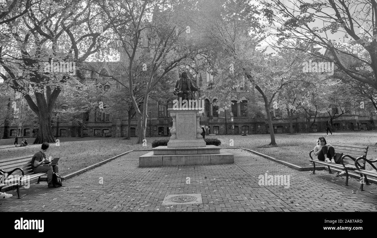 Statue de Benjamin Franklin par John J. Boyle en face de College Hall. L'Université de Pennsylvanie, Philadelphie, Pennsylvanie, USA Banque D'Images