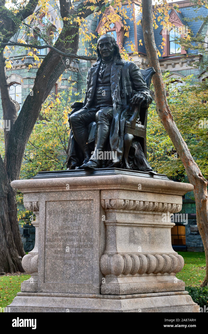 Statue de Benjamin Franklin par John J. Boyle en face de College Hall. L'Université de Pennsylvanie, Philadelphie, Pennsylvanie, USA Banque D'Images