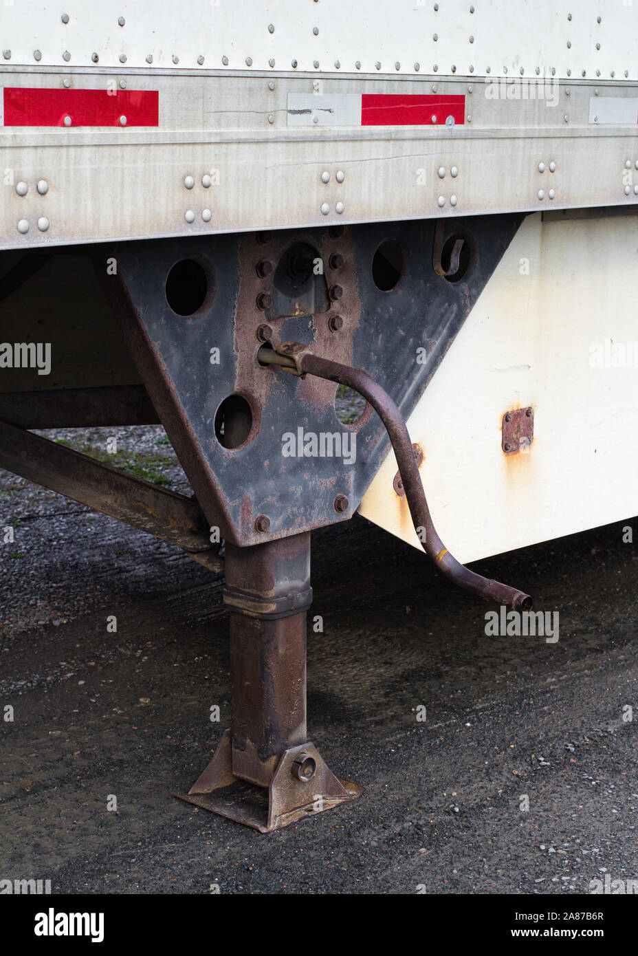 Semi remorque pour camion d'atterrissage et manivelle. Banque D'Images