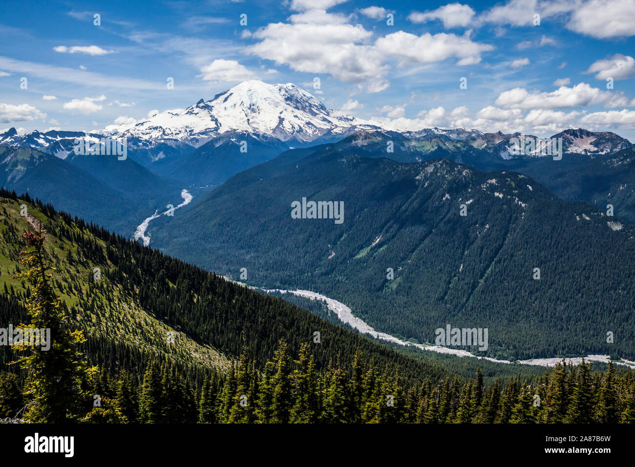 L'east side Mount Rainier avec la rivière Blanche comme vu à partir de à partir de Crystal Mountain Resort, Washington, USA. Banque D'Images