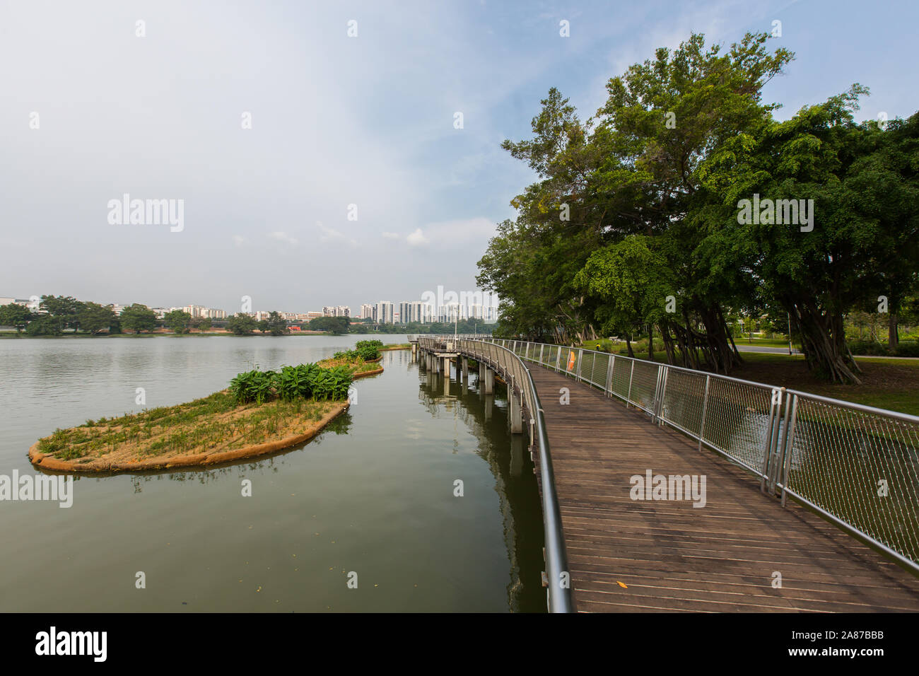 Une promenade en plein air peut soulager les problèmes de santé mentale tels que l'anxiété et la dépression, voici une promenade vue sur le front de mer Jurong Lake Garden. Singapour Banque D'Images