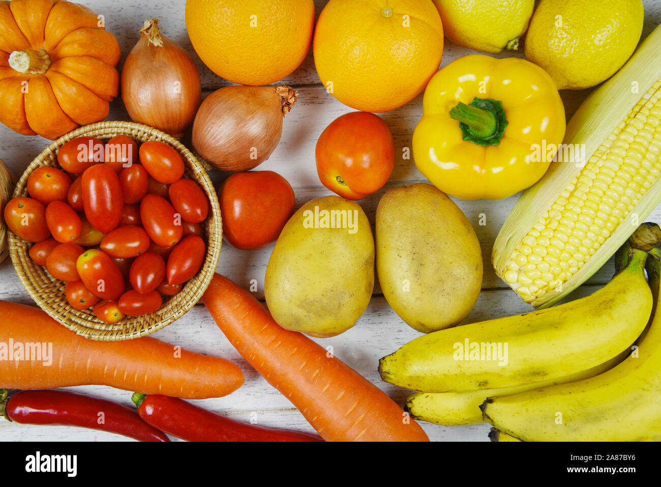 Un assortiment de fruits frais mûrs jaune violet rouge et rouge de sélection mixte légumes divers aliments ingrédients , vue de dessus / fruits et légumes contexte h Banque D'Images