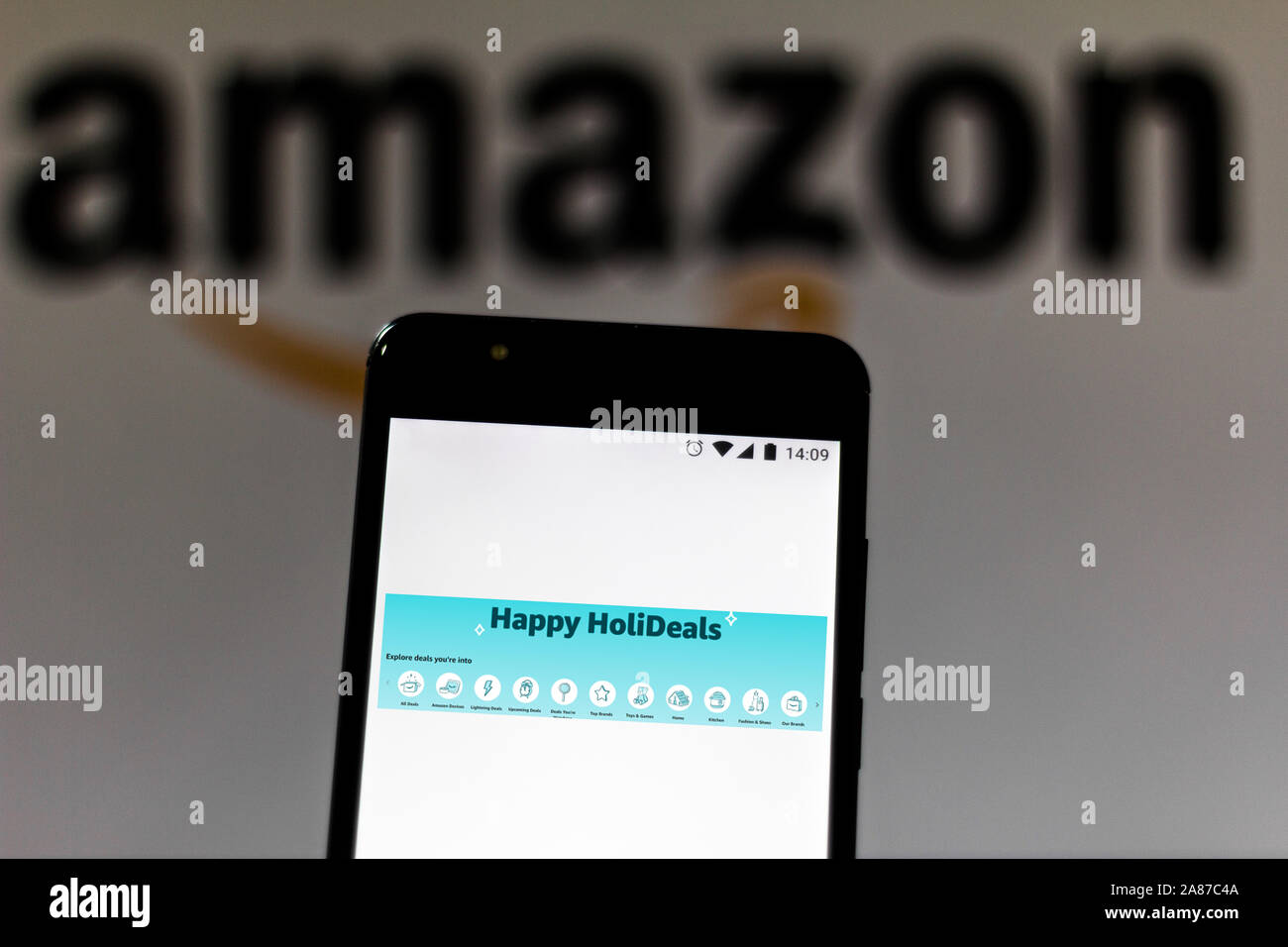 Sur cette photo, illustration, l'Amazon (vendredi noir, heureux holideals) logo est vu affichée sur un smartphone. Banque D'Images