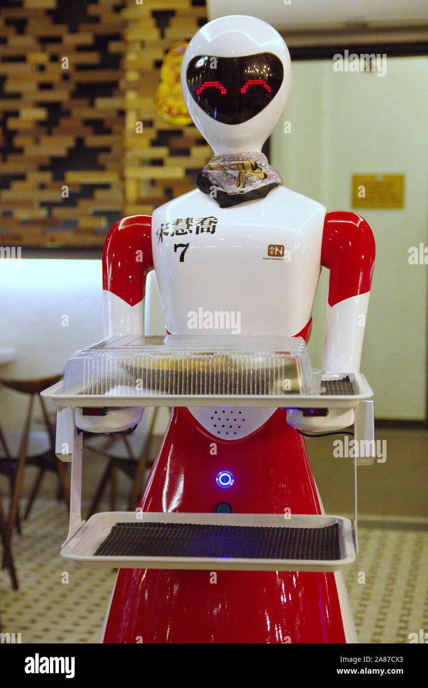 Serveuse dans un restaurant du robot à Ipoh, Perak, Malaisie Banque D'Images
