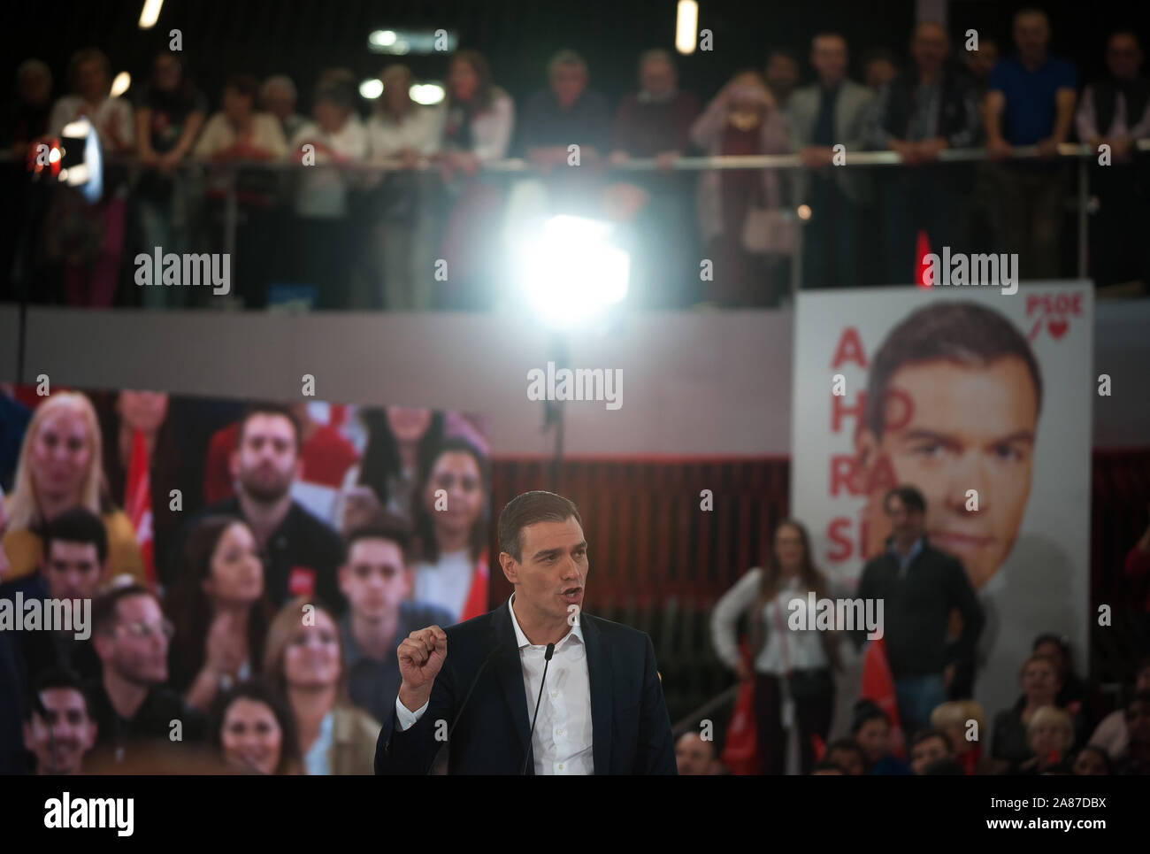 Malaga, Espagne. 06 Nov, 2019. L'Espagnol vice-premier ministre et candidat à l'élection Pedro Sanchez pour les travailleurs socialistes parti parle pendant une campagne électorale à Torremolinos, l'avant du 10 novembre des élections générales. Credit : SOPA/Alamy Images Limited Live News Banque D'Images