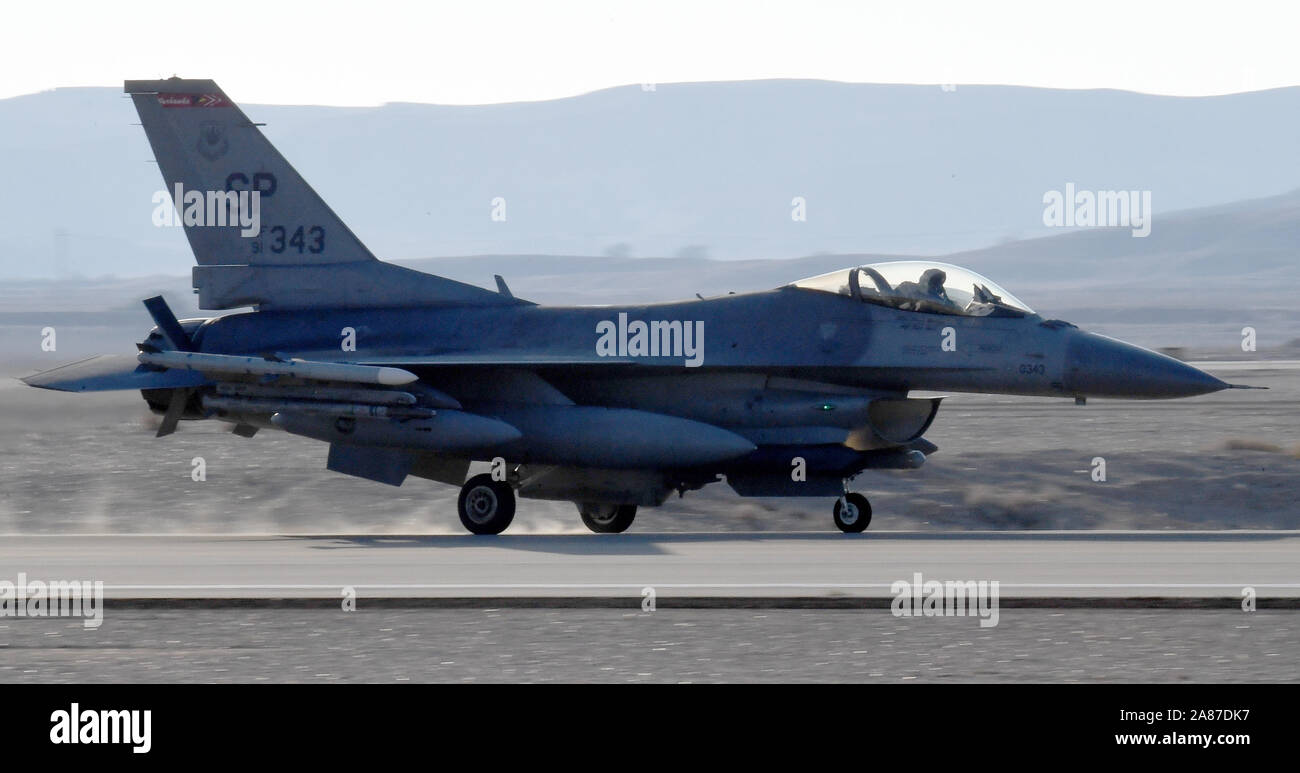 Un U.S. Air Force F-16 Fighting Falcon du 480e Escadron de chasse, 52e Escadre de chasse, Base aérienne de Spangdahlem, en Allemagne, les taxis sur la piste à la base aérienne de Uvda, Israël, le 30 octobre 2019. Le F-16 participera à drapeau bleu, un événement de formation biennal qui crée et maintient l'interopérabilité et de défense La coopération entre militaires. Cette année, le Pavillon Bleu implique les militaires de l'Allemagne, la Grèce, Israël, Italie et aux États-Unis. Banque D'Images