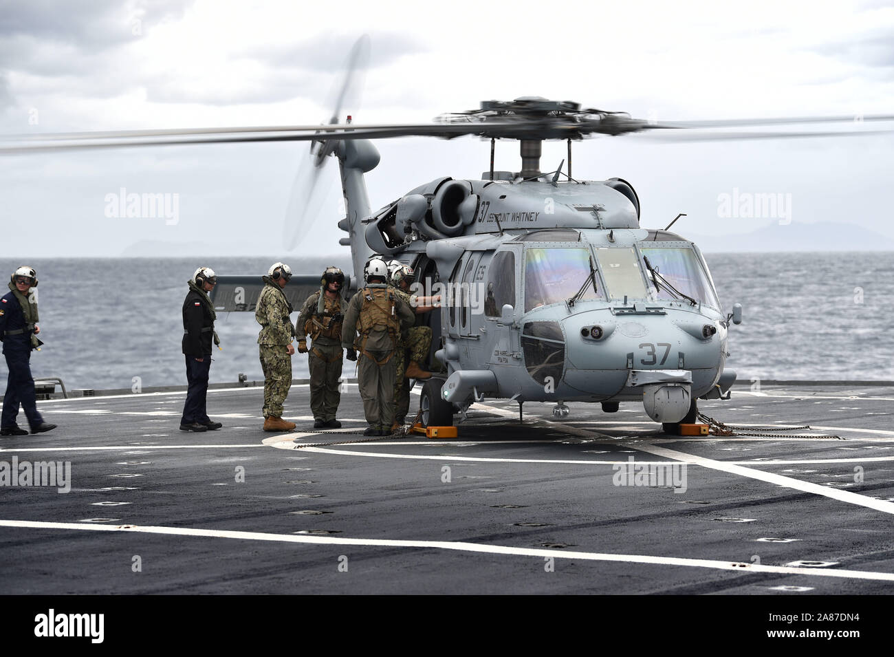 191106-N-comme la mer Tyrrhénienne200-0757 (nov. 3, 2019) Un hélicoptère MH-60 Sea Hawk, attaché à la "Dragon" les baleines de la mer de l'Escadron d'hélicoptères de combat (HSC) 28 se prépare à quitter le Blue Ridge-class et de contrôle, le USS Mount Whitney (LCC 20) en traversant la mer Tyrrhénienne, le 6 novembre 2019. Mount Whitney est la sixième flotte américaine, homeported phare à Gaeta, Italie et fonctionne avec un équipage de marins américains de transport maritime militaire et civil service commande marins. (U.S. Photo par marine Spécialiste de la communication de masse de la classe de 3ème a appelé Verbis/libérés) Banque D'Images