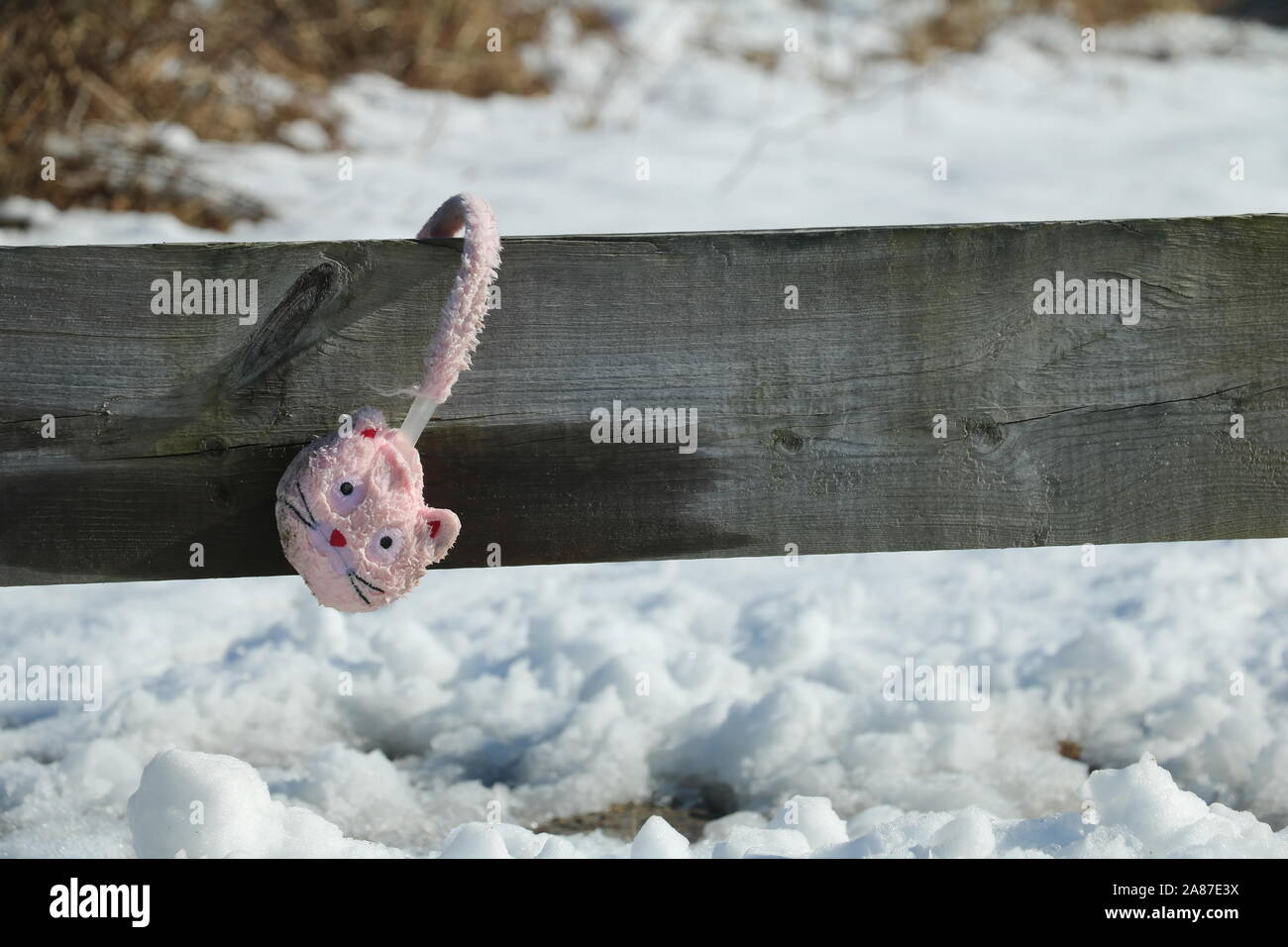 Old Lyme, CT / USA - 3 mars, 2019 : rose perdu casque antibruit en forme de chatons accrochés sur un post de quelqu'un pour trouver Banque D'Images