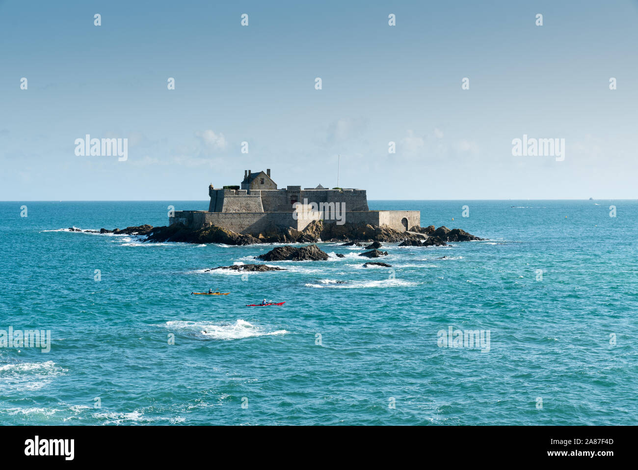 Saint-Malo, Ille-et-Vilaine / France - 19 août 2019 : vue sur la petite île de Grand Être de marée dans la Manche par Saint-Malo et kayakiste de mer Banque D'Images