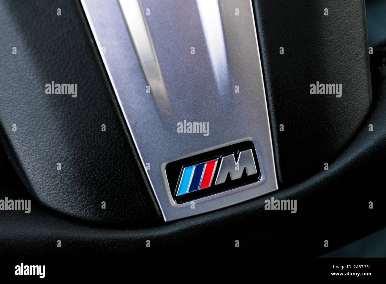 Helsinki, Finlande, le 4 novembre 2019 : une BMW M Logo sur le volant en cuir noir voiture de sport. M Performance Edition. Extérieur voiture det Banque D'Images