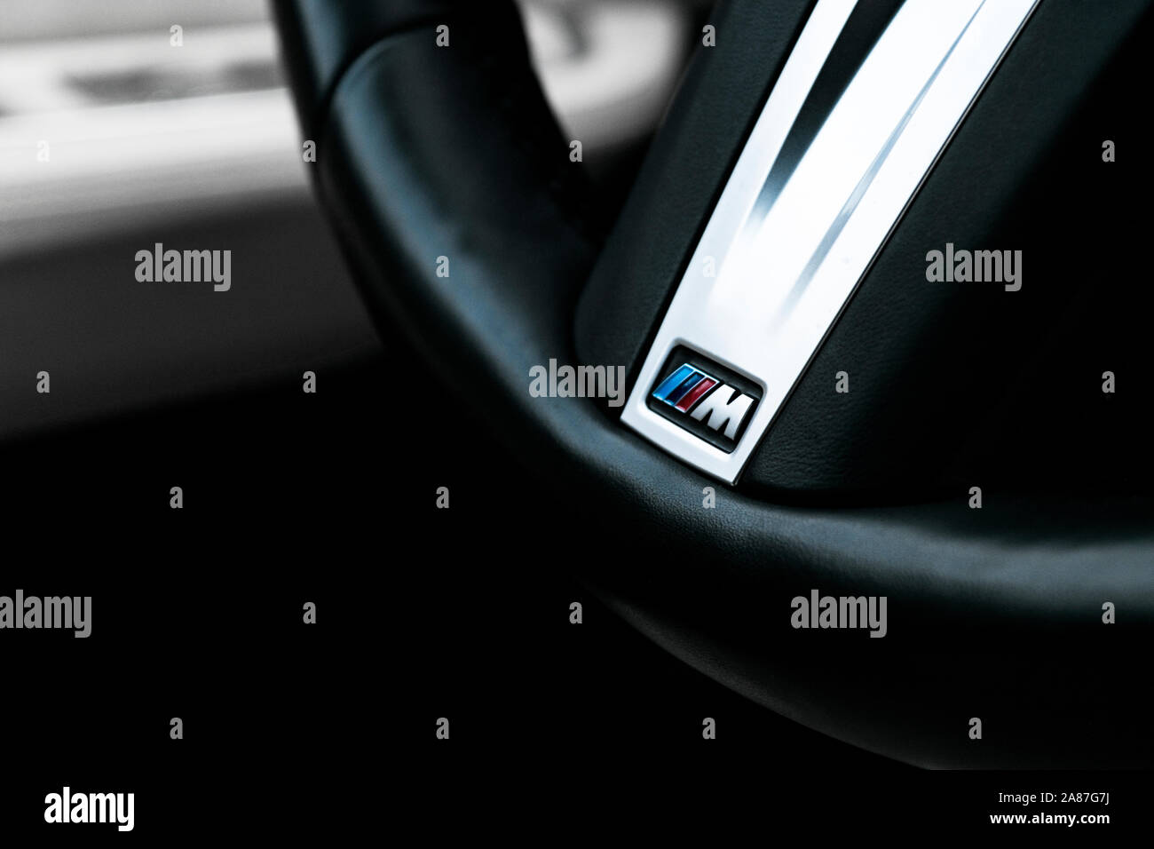 Helsinki, Finlande, le 4 novembre 2019 : une BMW M Logo sur le volant en cuir noir voiture de sport. M Performance Edition. Extérieur voiture det Banque D'Images