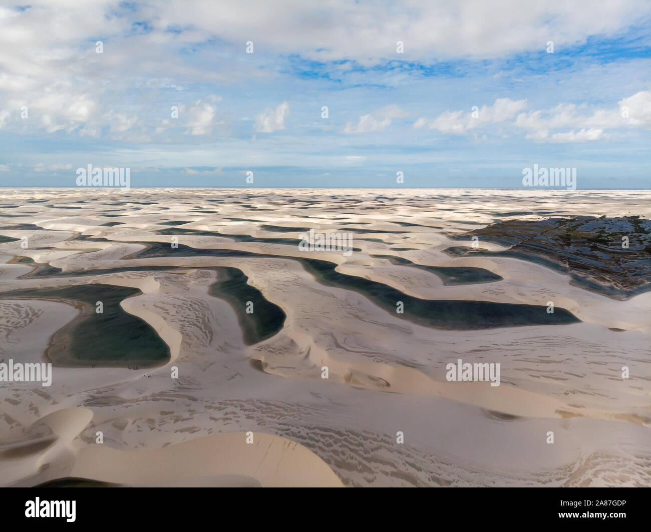 Vue aérienne des dunes de sable et les lagons au Brésil, parc national Lencois Maranhenses dans Maranhao state.Lago azul Banque D'Images