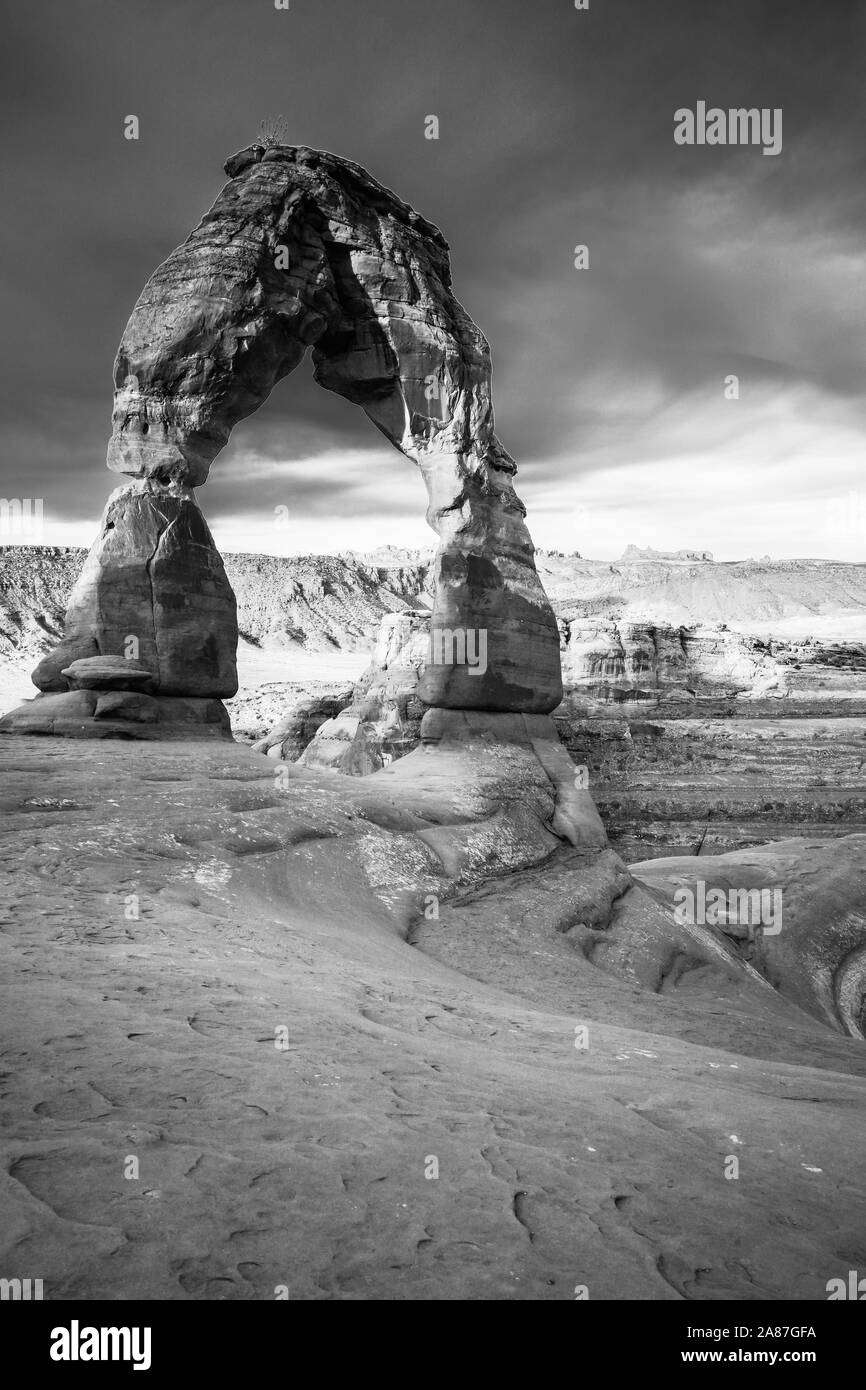 Delicate Arch Utah sunrise orageux noir et blanc Banque D'Images
