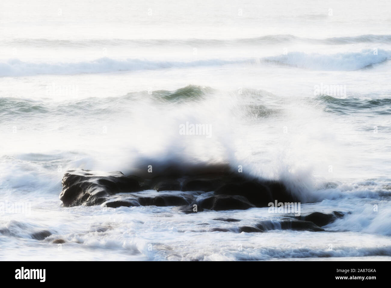 Les vagues de la mer avec rock à Legzira Beach, côte Atlantique, Maroc. Banque D'Images