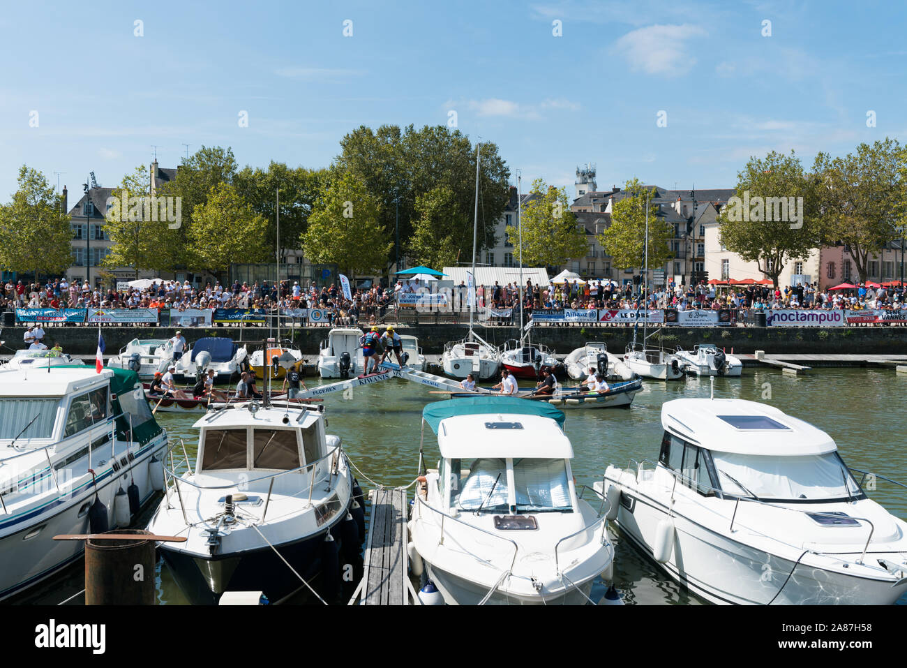 Vannes, Morbihan / France - 25 août 2019 : charité joute bateau dans le port de Vannes sur le Golfe du Morbihan Banque D'Images