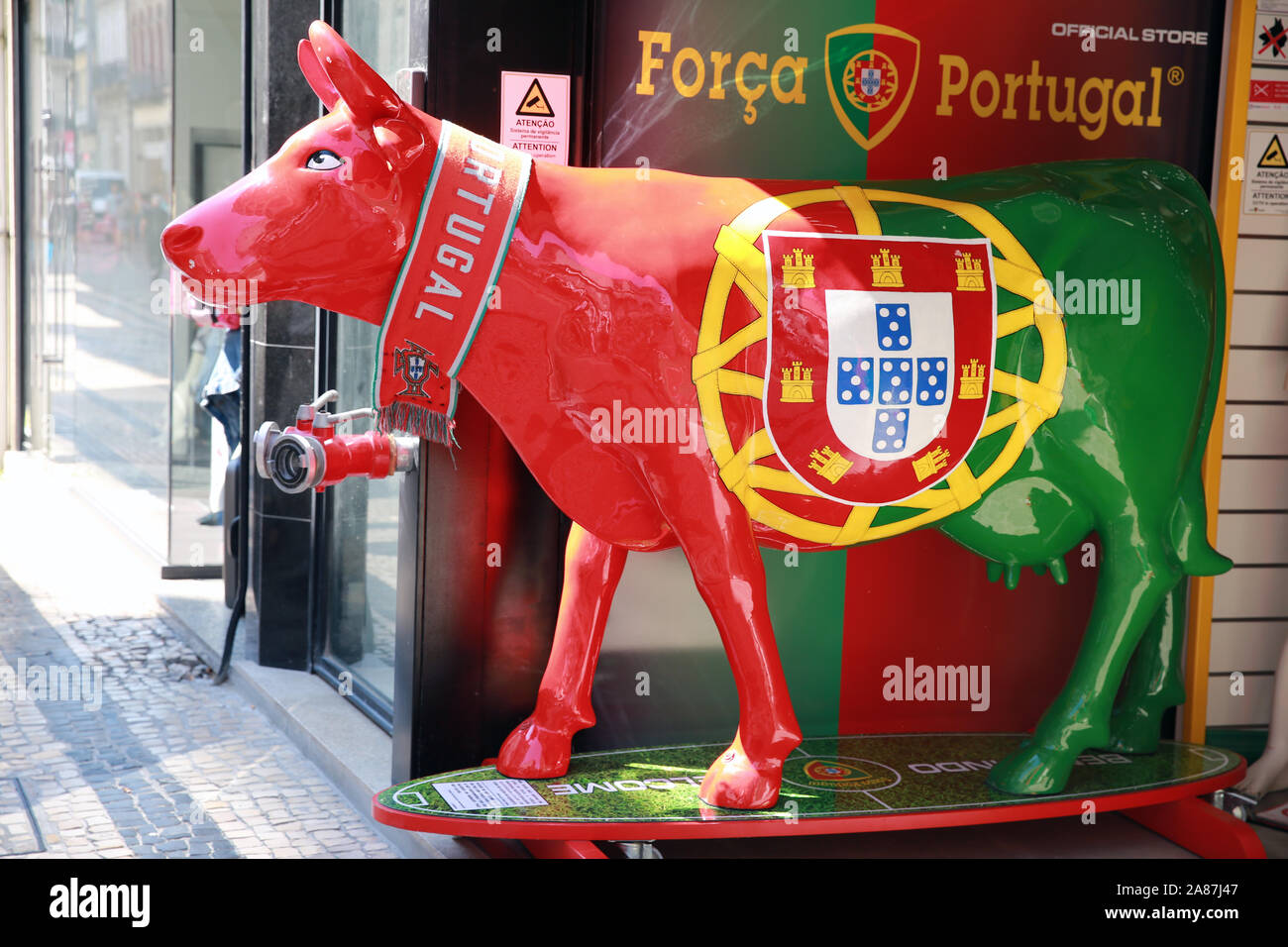 Statue de la vache portugaise à l'extérieur du magasin de football  portugais, Porto, Portugal Photo Stock - Alamy