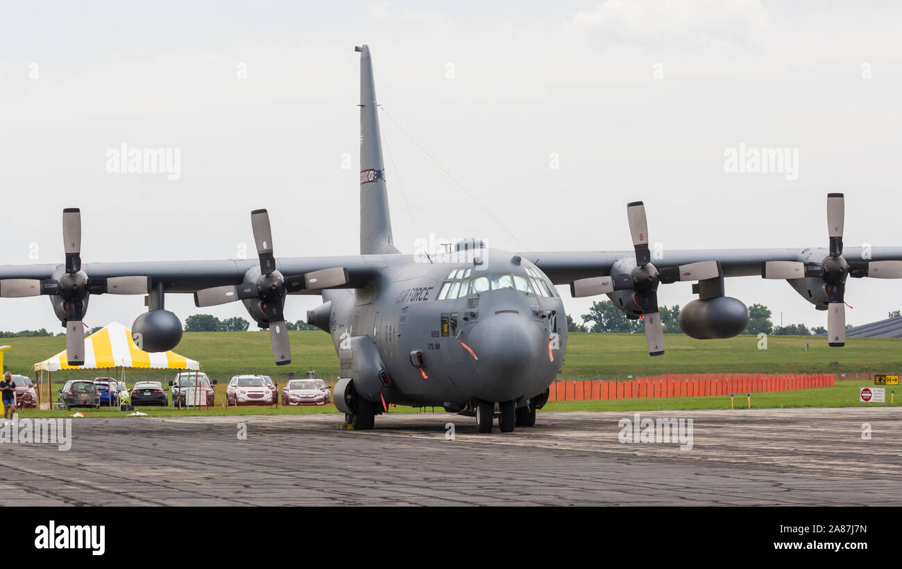 YPSILANTI, MICHIGAN / USA - 25 août 2018 : un USAF C-130 Hercules de l'Ohio Air National Guard à l'Airshow 2018 Thunder over Michigan. Banque D'Images