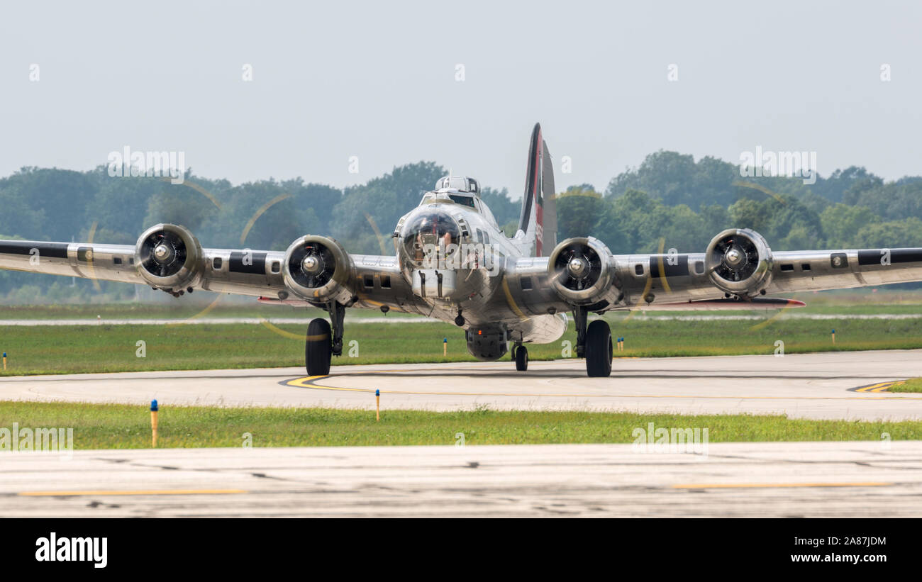 Une deuxième guerre mondiale B-17 Flying Fortress au 2018 Thunder over Michigan meeting aérien. Banque D'Images
