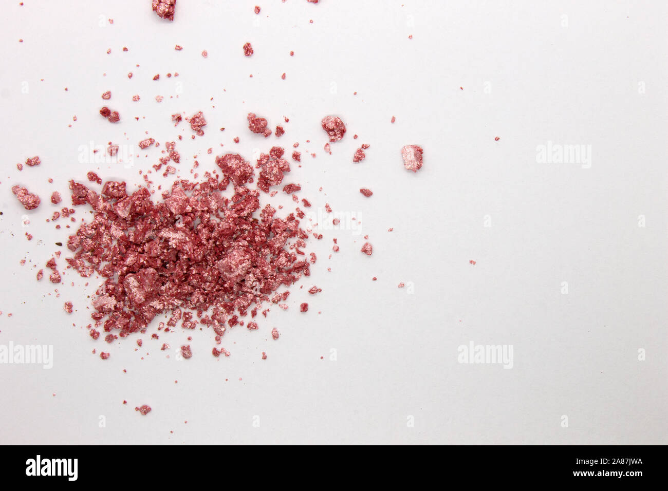 Photo d'un œil de poudre métallique rose Ombre isolée sur un arrière-plan blanc Banque D'Images