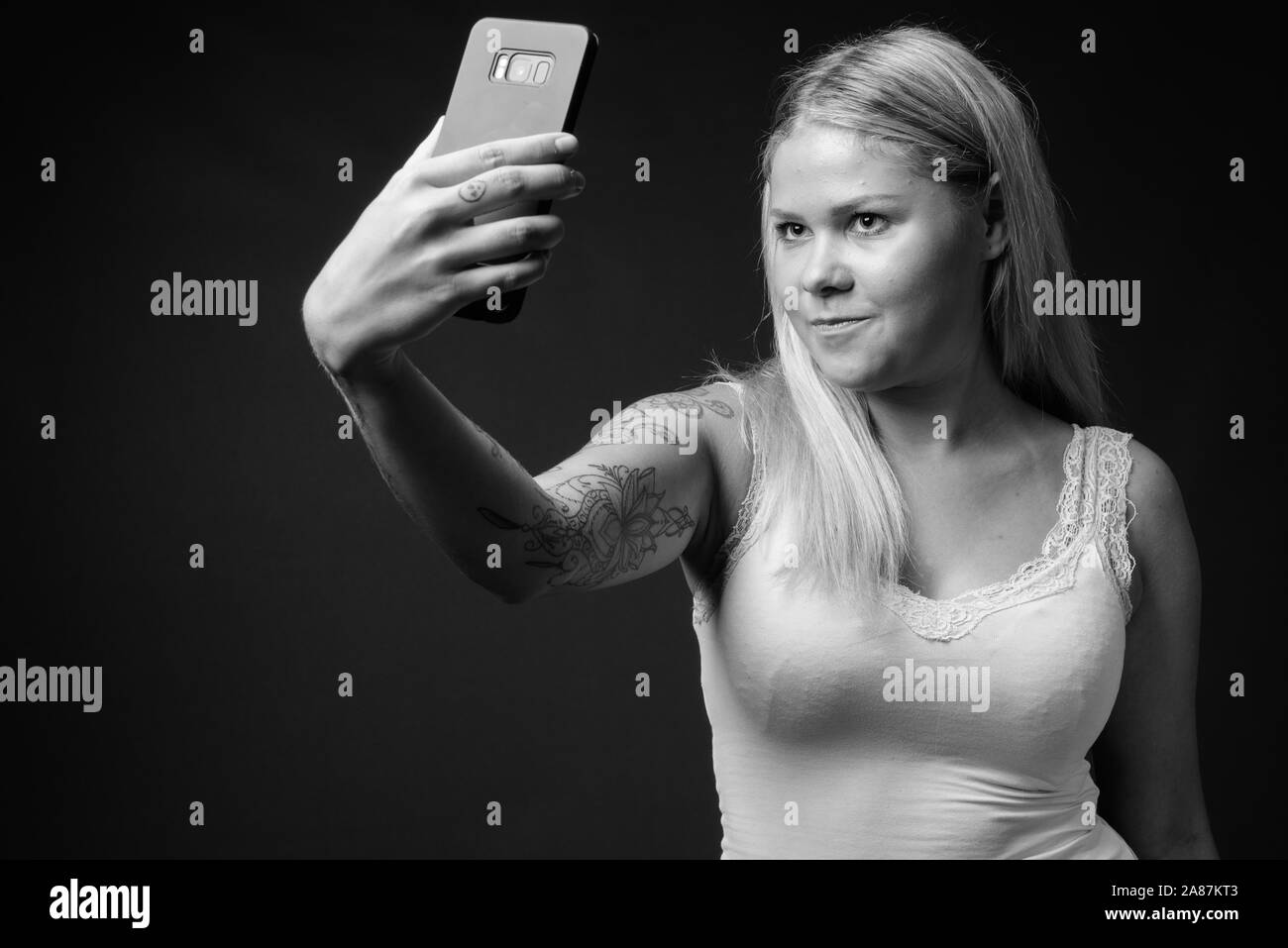 Jeune belle et rebelle sur fond noir Banque D'Images