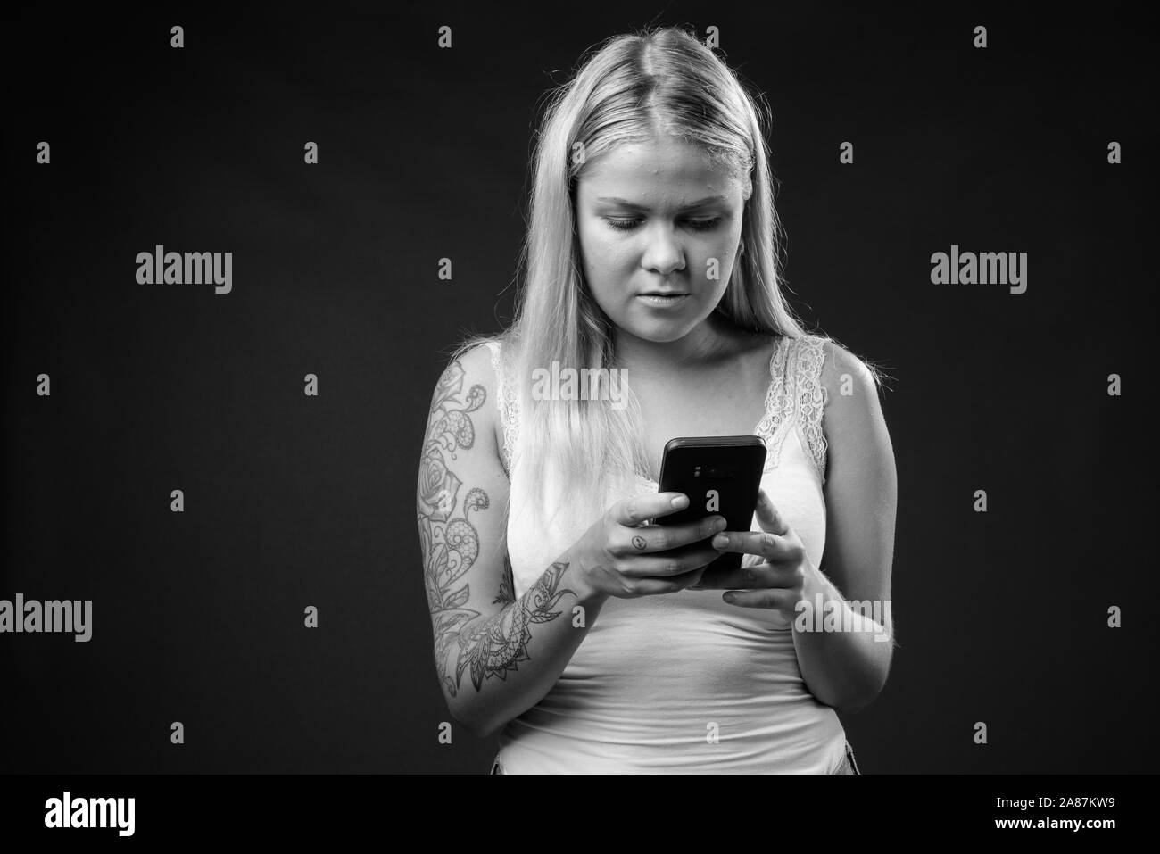 Jeune belle et rebelle sur fond noir Banque D'Images