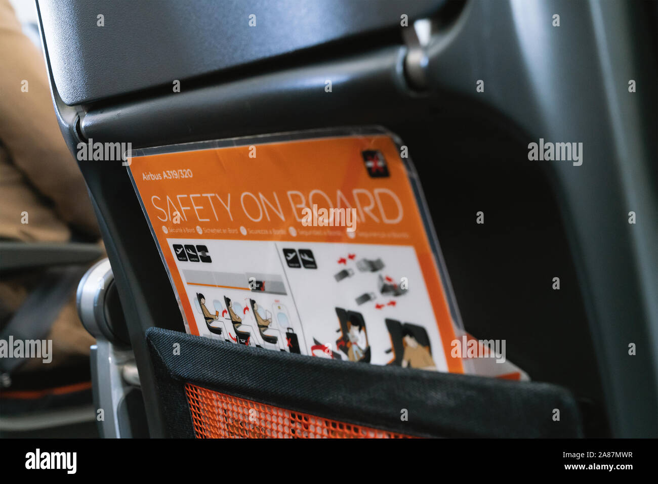 31 Oct 2019 Londres, Royaume-Uni. La sécurité à bord d'instructions dans l'Airbus A319-320 aircraft. Banque D'Images 31 Oct 2019 Londres, Royaume-Uni. La sécurité à bord d'instructions dans l'Airbus A319-320 aircraft. Banque D'Images