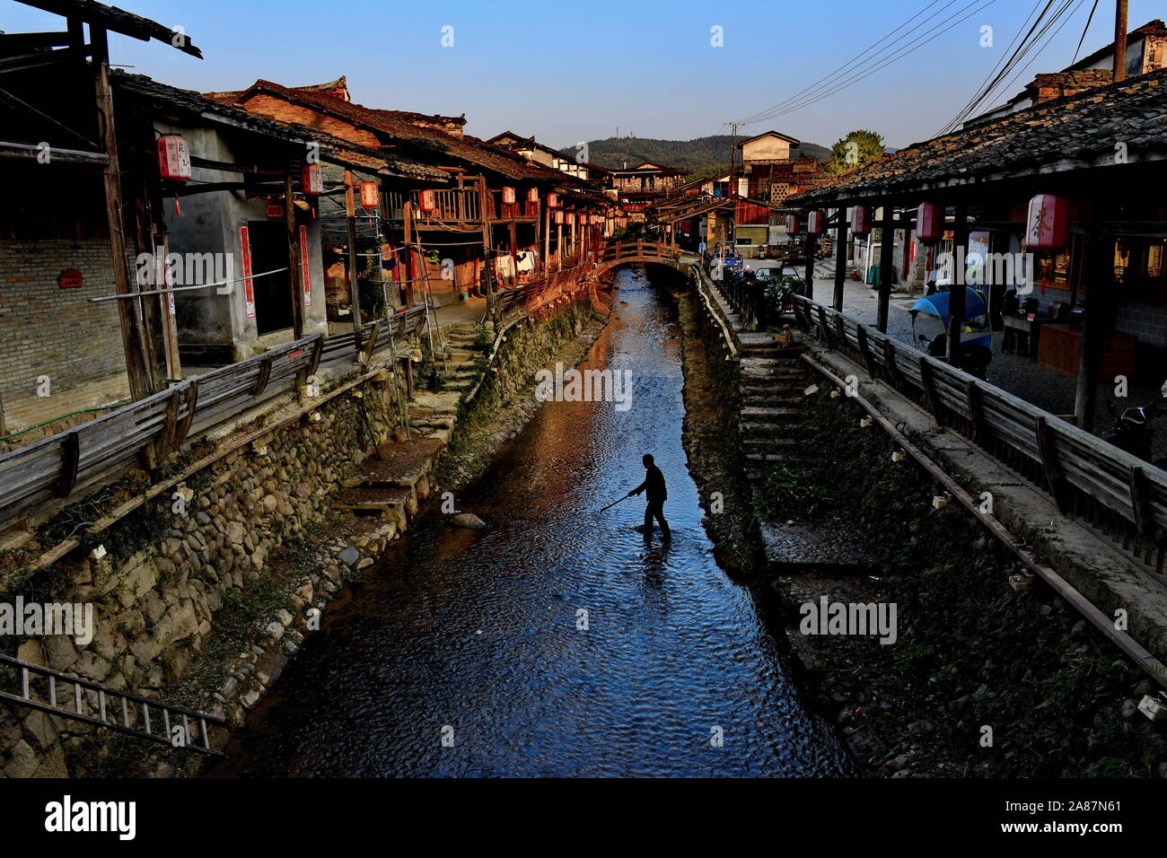 Beijing, Chine. 5ème Nov, 2019. Photo prise le 5 novembre 2019 présente l'historique du village Xiamei au coucher du soleil à Dunhuang, Chine du sud-est de la province de Fujian. Xiamei Village de sud-est de la Chine conserve environ 70 résidences classique qui remontent à la Dynastie Ming (1368-1644). Outre les logements anciens, le canal du village, des pavillons et des rues tous les ajouter à l'esthétique d'une communauté riveraine chinois. Credit : Ma Ping/Xinhua/Alamy Live News Banque D'Images