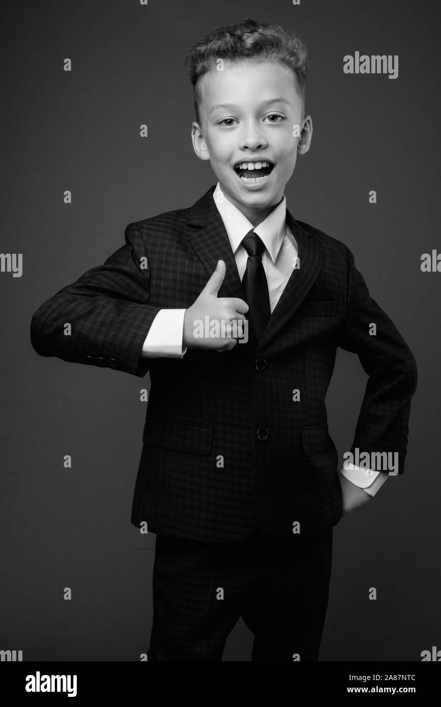 Jeune garçon comme businessman wearing costume en noir et blanc Banque D'Images