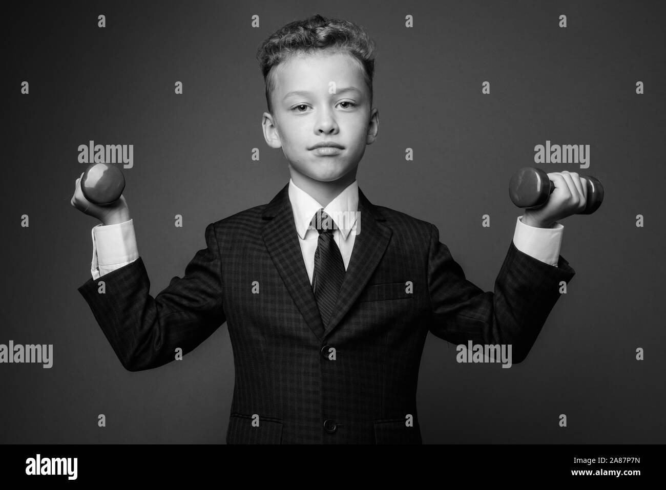 Jeune garçon comme businessman wearing costume en noir et blanc Banque D'Images