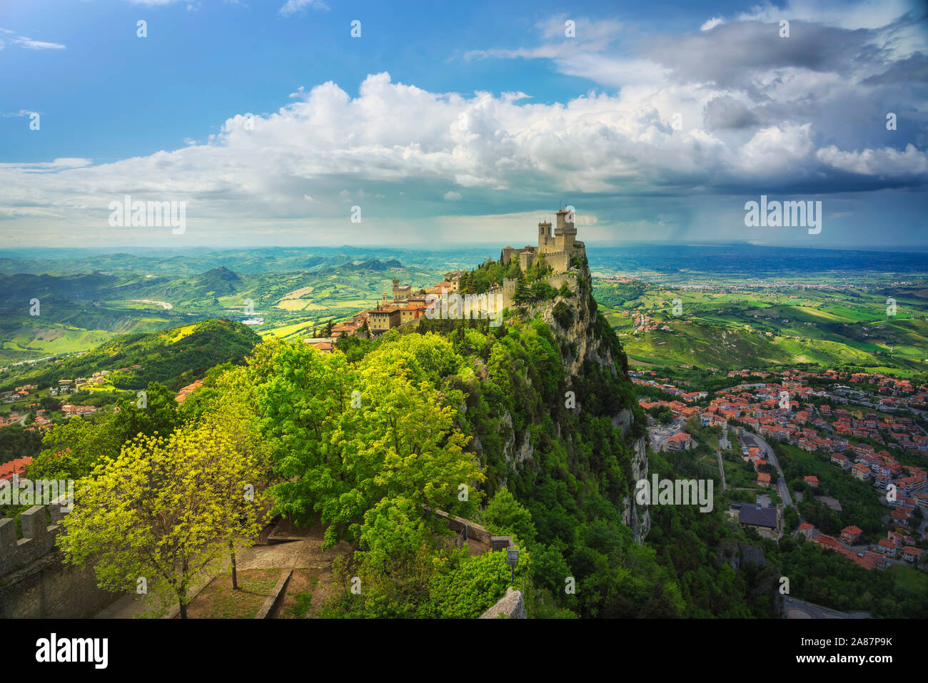 San Marino, première tour Guaita médiévale sur une falaise rocheuse et vue panoramique de la romagne Banque D'Images
