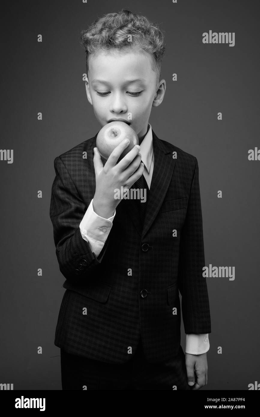 Jeune garçon comme businessman wearing costume en noir et blanc Banque D'Images