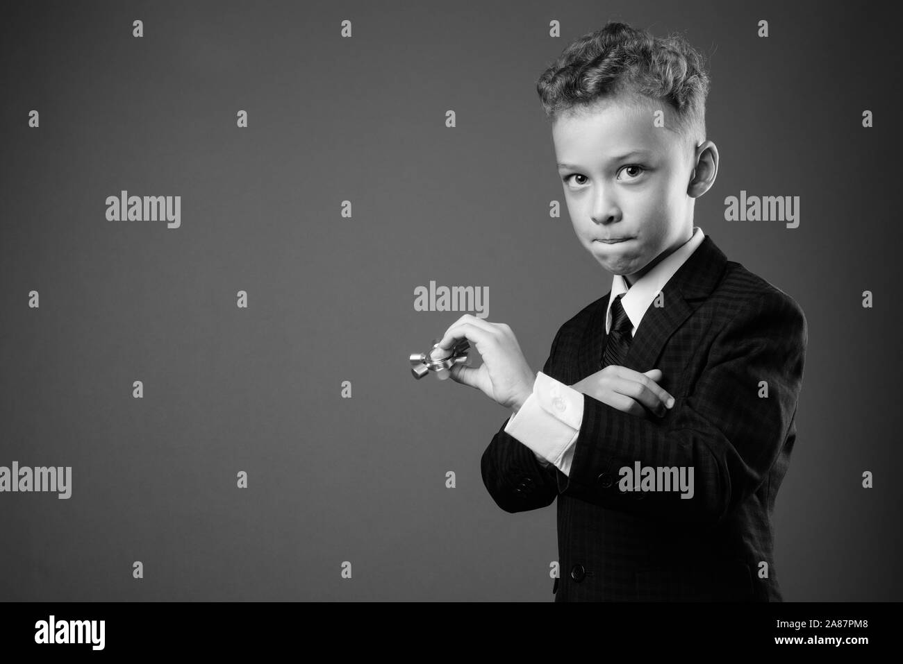 Jeune garçon comme businessman wearing costume en noir et blanc Banque D'Images