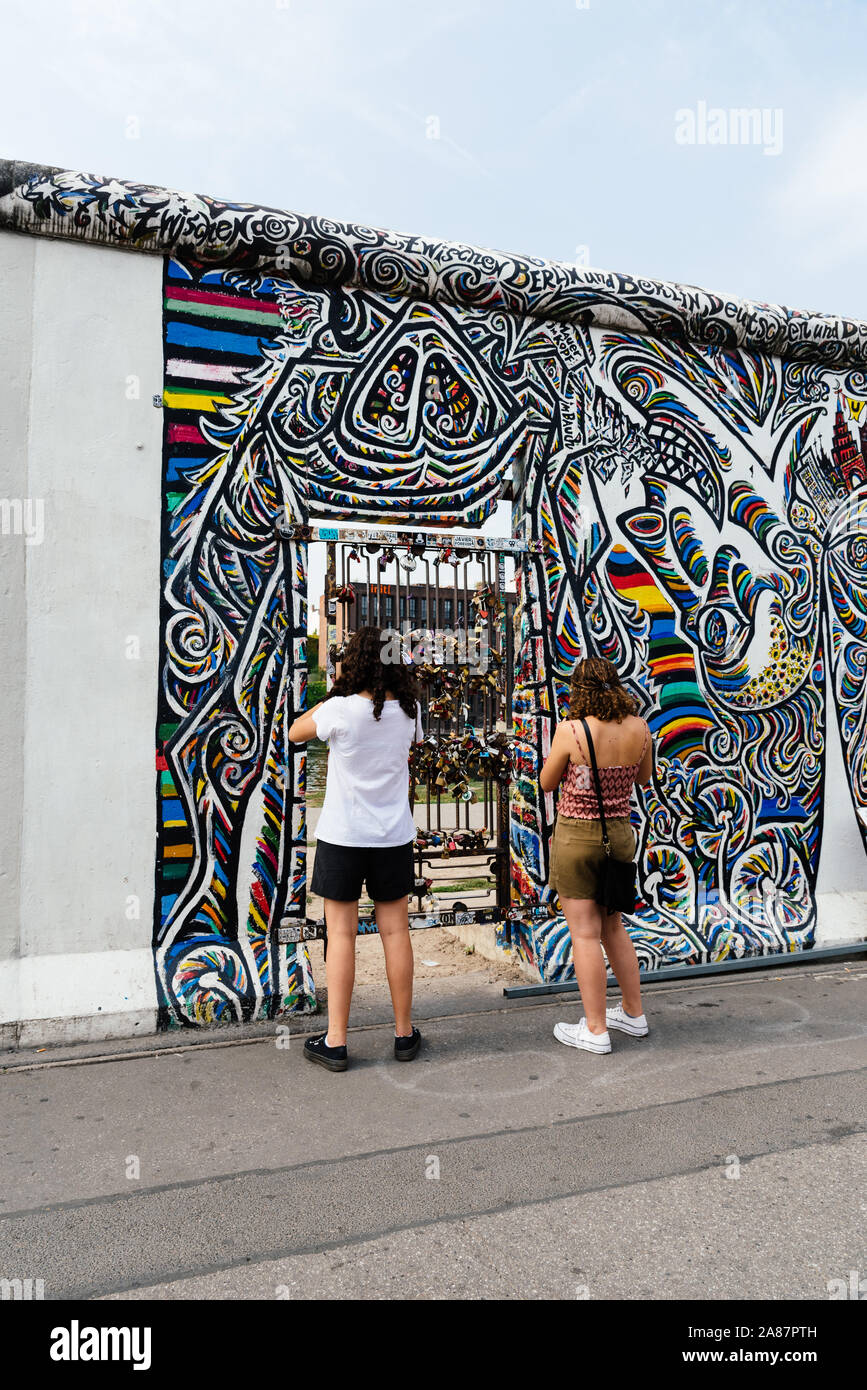 Berlin, Allemagne - le 29 juillet 2019 : les touristes à l'East Side Gallery dans le célèbre mur de Berlin divisant l'Est et l'ouest de l'Allemagne. Banque D'Images