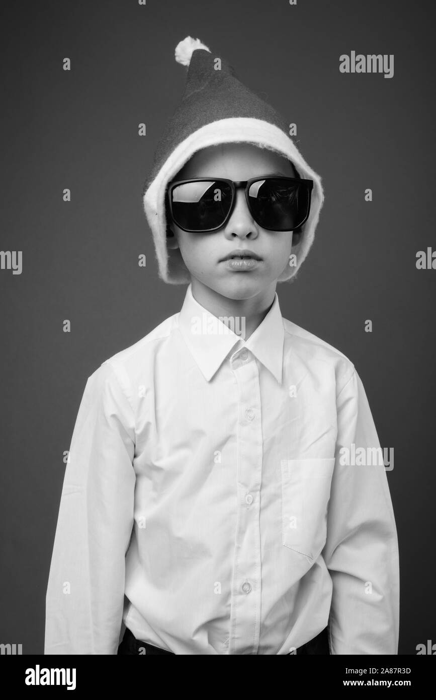 Jeune garçon comme businessman prêt pour Noël en noir et blanc Banque D'Images