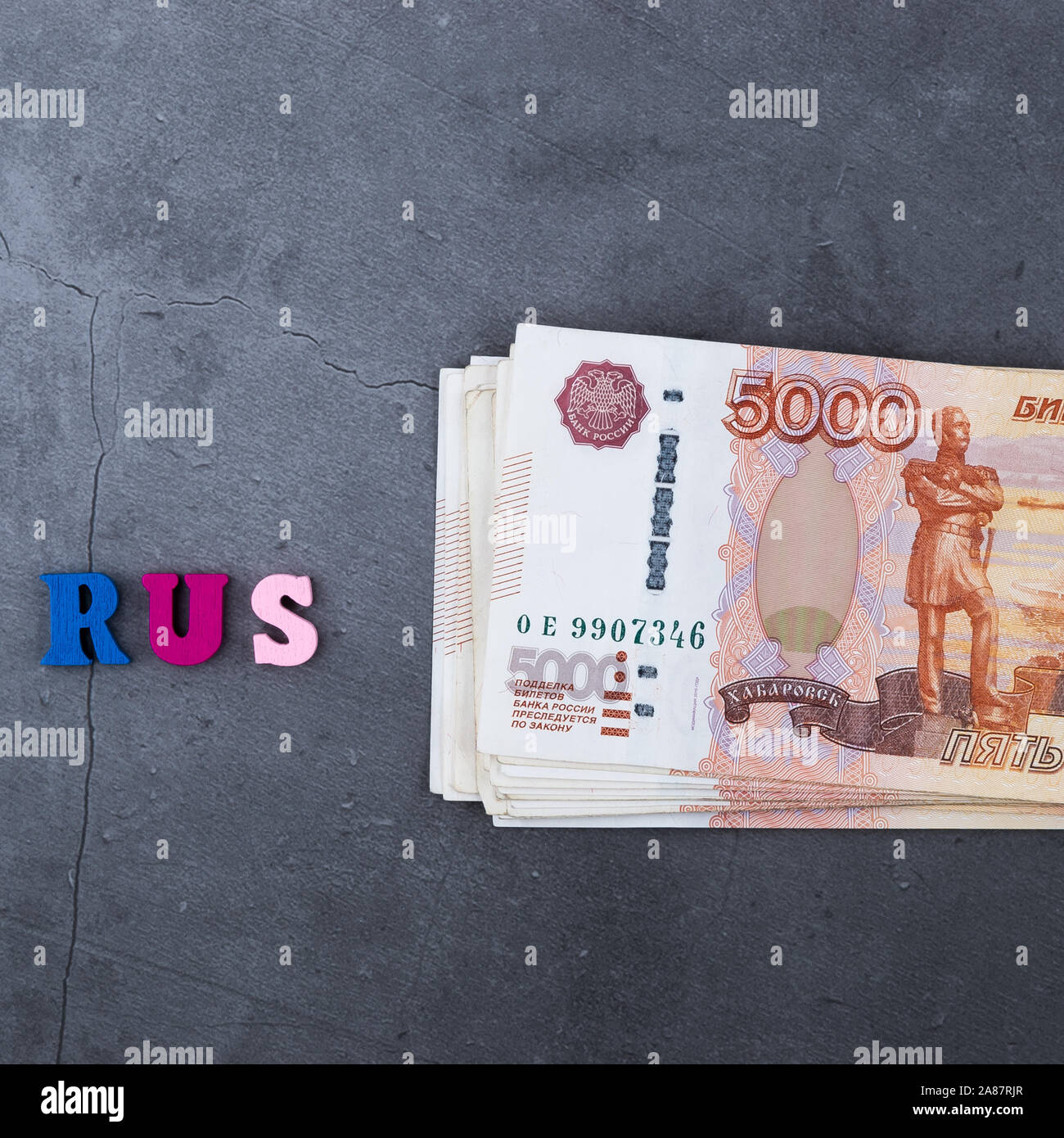 Pile de billets de l'argent russe de cinq mille roubles posé sur une base de ciment gris Banque D'Images