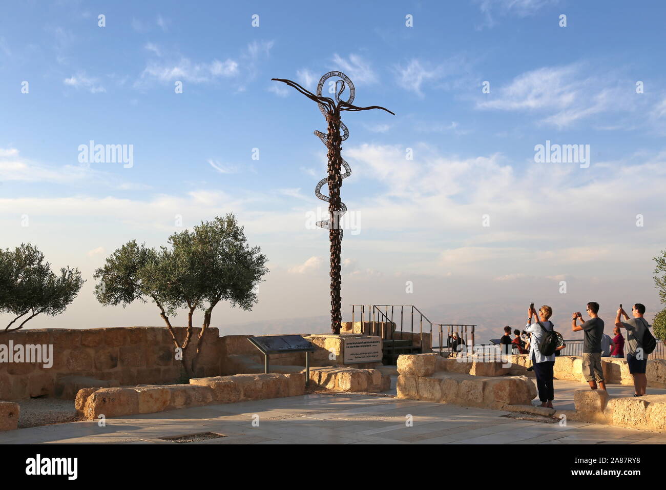 Sculpture en bronze serpent, mont Nebo, gouvernorat de Madaba, Jordanie, Moyen-Orient Banque D'Images