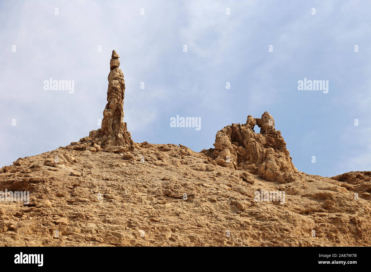 Formation naturelle de roches connue sous le nom d'épouse de Lot, Mer Morte, gouvernorat de Madaba, Jordanie, Moyen-Orient Banque D'Images