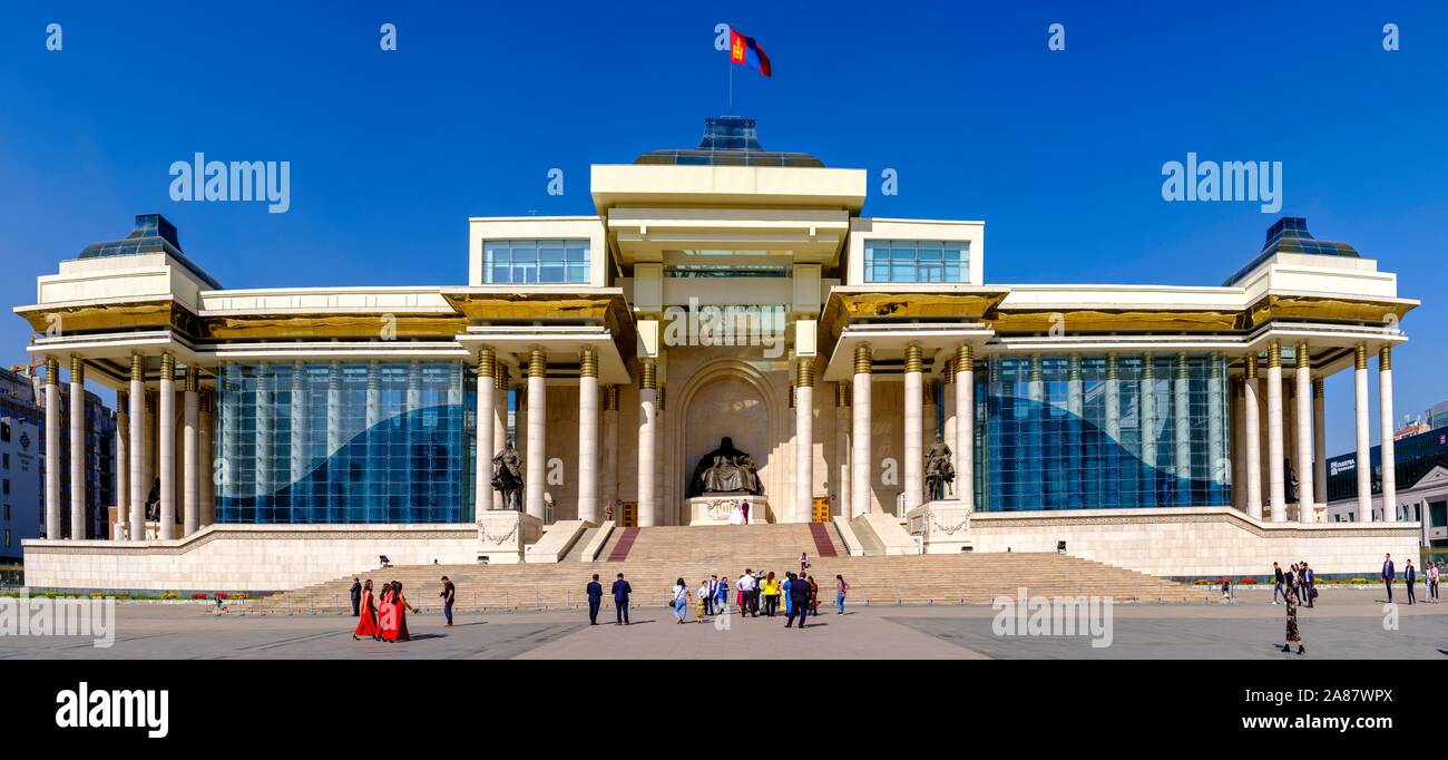 Panorama, bâtiment du Parlement Sukhbaatar Square avec une grande statue de Gengis Khan au milieu, Oulan Bator, Mongolie Banque D'Images
