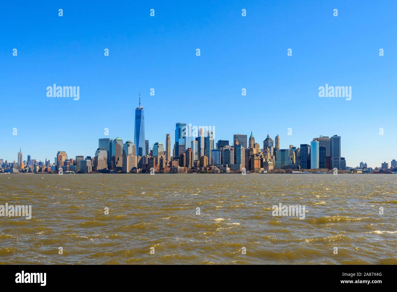 Voir d'Ellis Island à l'horizon de Manhattan avec des gratte-ciel, New York City, New York, USA Banque D'Images