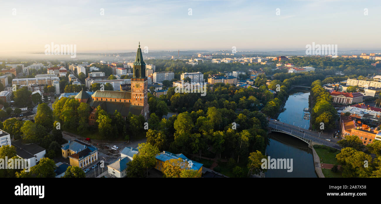 Panorama de la cathédrale de Turku au lever du soleil Banque D'Images