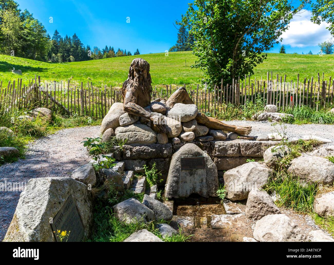 Danuvius figure, créé en 2017, sculpteur Wolfgang Eckert, Danube, printemps printemps Breg, Furtwangen en Forêt-Noire, Bade-Wurtemberg, Allemagne Banque D'Images