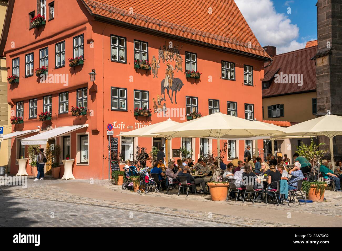 Cafe am Munster en Dinkelsbuhl, Middle Franconia, Bavaria, Germany Banque D'Images