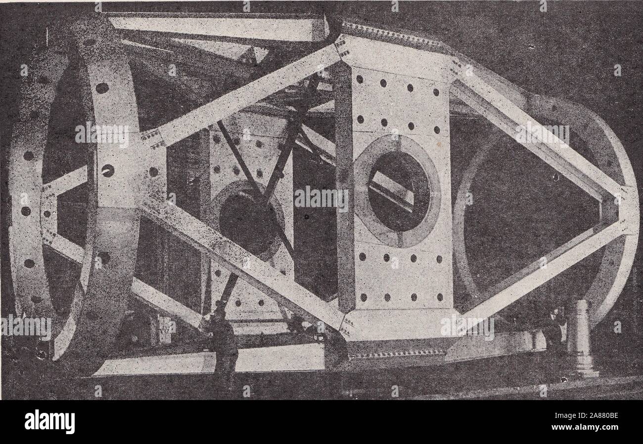Les hommes qui travaillent sur la partie principale du tube du télescope de 200 pouces situé à l'Institut de technologie de Californie des années 1940 / 1950. Banque D'Images