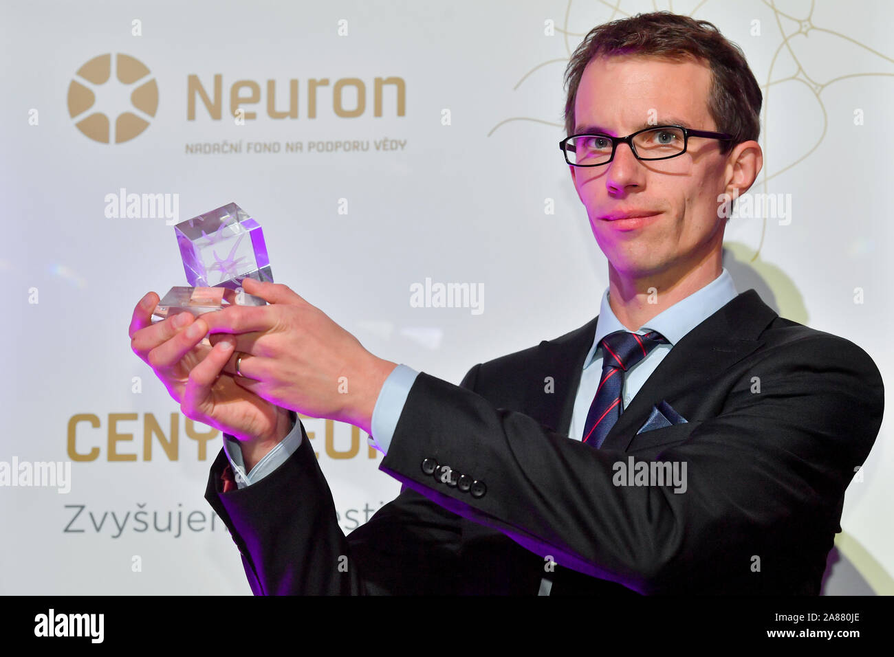 Le neurone Soutien Scientifique Fondation a accordé huit scientifiques et divisé six millions de couronnes parmi eux lors d'une cérémonie au Musée National de Prague aujourd'hui, le mercredi 6 novembre, 2019. Six lauréats ont reçu le prix scientifique de jeunes talents et 500 000 couronnes. Michal Simicek (photo) fait des recherches sur les maladies malignes et la résistance aux médicaments, Martin Balko utilisé l'informatique à résoudre des problèmes mathématiques en combinatoire, Ondrej Pejcha d'approfondir la compréhension de l'humanité des trous noirs, biologiste Petr Kohout des recherches sur l'influence des réseaux mycéliens sur la qualité des sols et la compos Banque D'Images