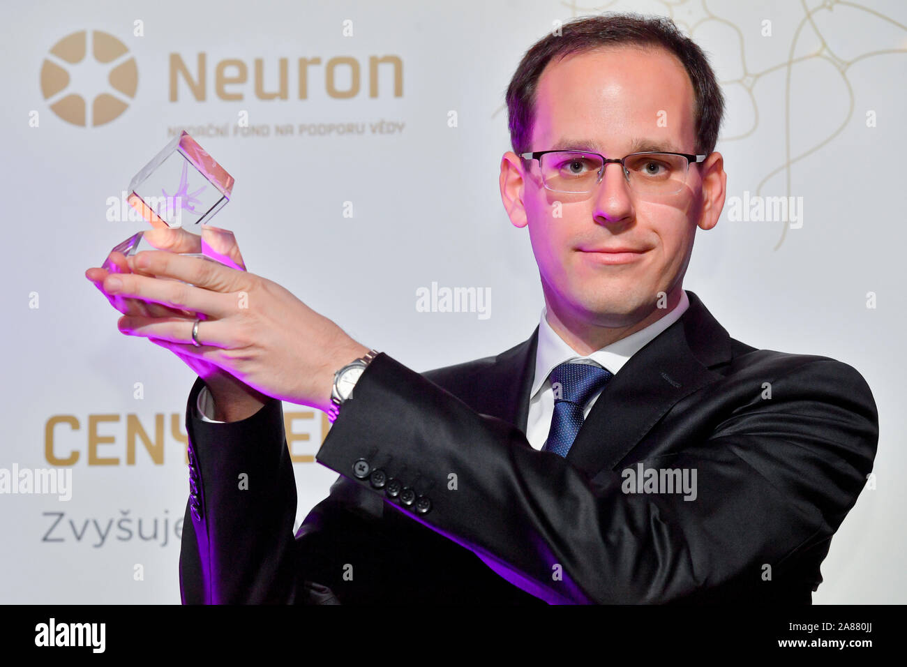 Le neurone Soutien Scientifique Fondation a accordé huit scientifiques et divisé six millions de couronnes parmi eux lors d'une cérémonie au Musée National de Prague aujourd'hui, le mercredi 6 novembre, 2019. Six lauréats ont reçu le prix scientifique de jeunes talents et 500 000 couronnes. Michal Simicek des recherches sur les maladies malignes et la résistance aux médicaments, Martin Balko utilisé l'informatique à résoudre des problèmes mathématiques en combinatoire, Ondrej Pejcha (photo) d'approfondir la compréhension de l'humanité des trous noirs, biologiste Petr Kohout des recherches sur l'influence des réseaux mycéliens sur la qualité des sols et la compos Banque D'Images