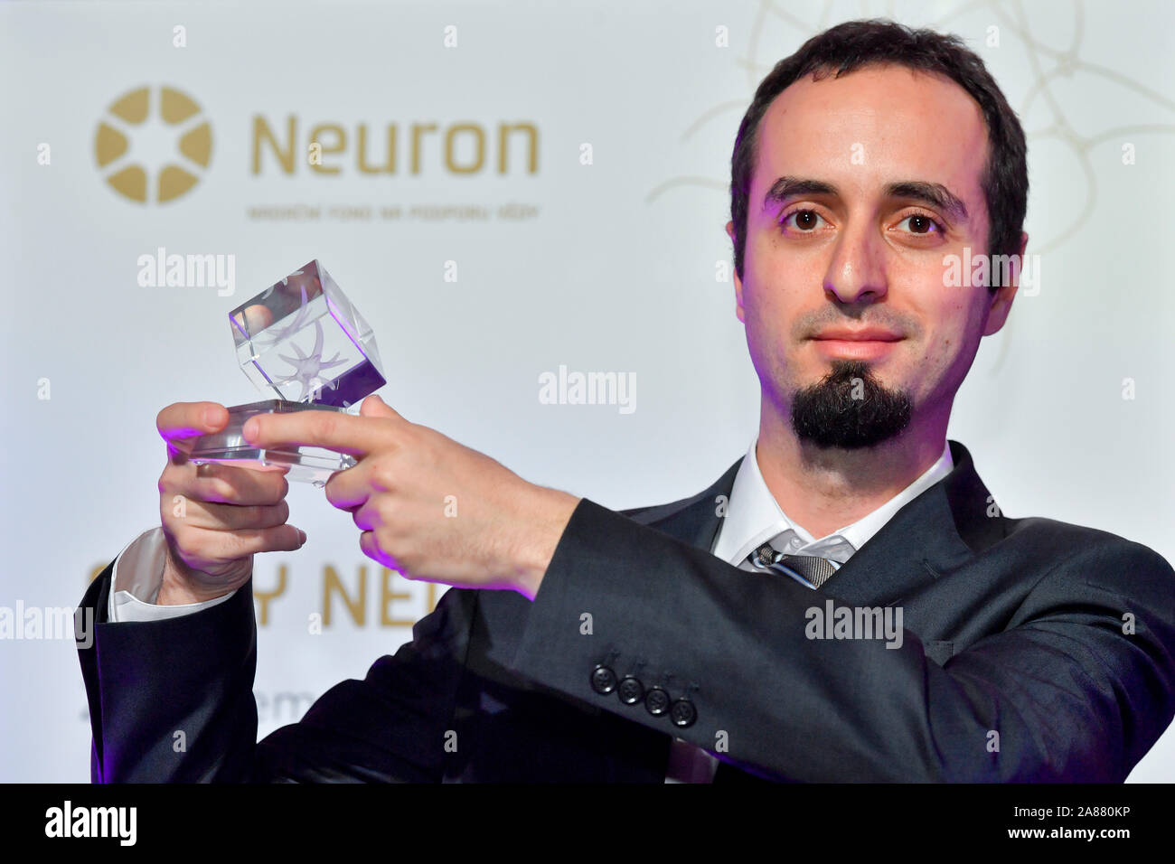 Le neurone Soutien Scientifique Fondation a accordé huit scientifiques et divisé six millions de couronnes parmi eux lors d'une cérémonie au Musée National de Prague aujourd'hui, le mercredi 6 novembre, 2019. Six lauréats ont reçu le prix scientifique de jeunes talents et 500 000 couronnes. Michal Simicek des recherches sur les maladies malignes et la résistance aux médicaments, Martin Balko utilisé l'informatique à résoudre des problèmes mathématiques en combinatoire, Ondrej Pejcha d'approfondir la compréhension de l'humanité des trous noirs, biologiste Petr Kohout des recherches sur l'influence des réseaux mycéliens sur la qualité du sol et la composition de Banque D'Images